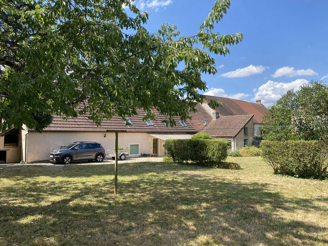 EXCLUSIVITE à SULLY, longère rénovée en centre bourg, 5 chambres, garage et jardin paysagé clos. - photo 2