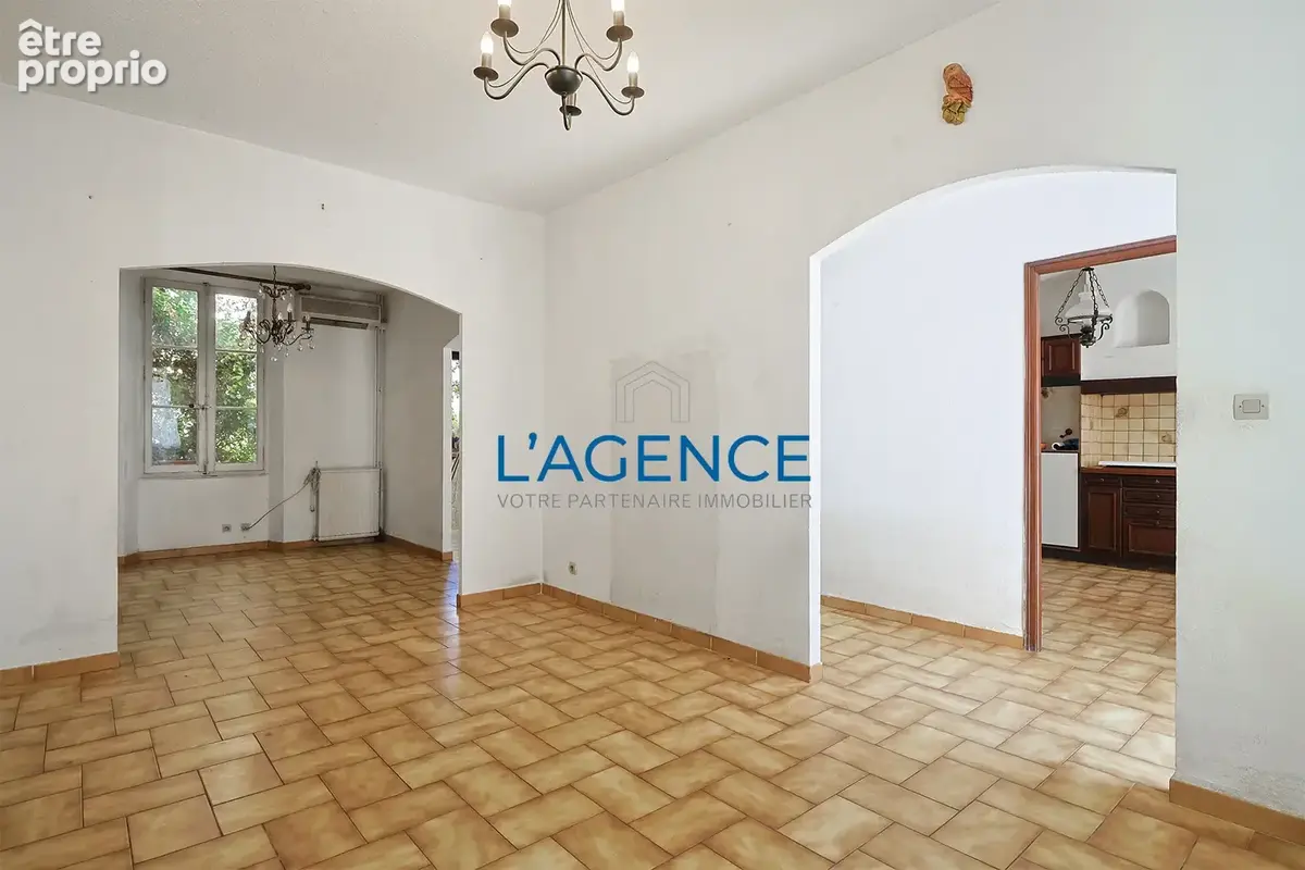 Hyères en plein coeur du quartier de la Gare , Maison de 140 m2 avec jardinet, exposée est ouest - photo 2
