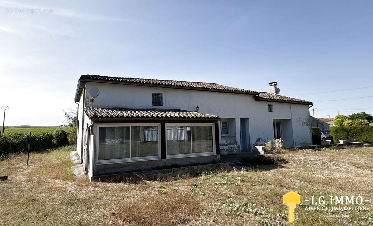 Maison de plain-pied au milieu de son jardin arboré d'arbres fruitiers avec grange de 346 m2 - photo 2