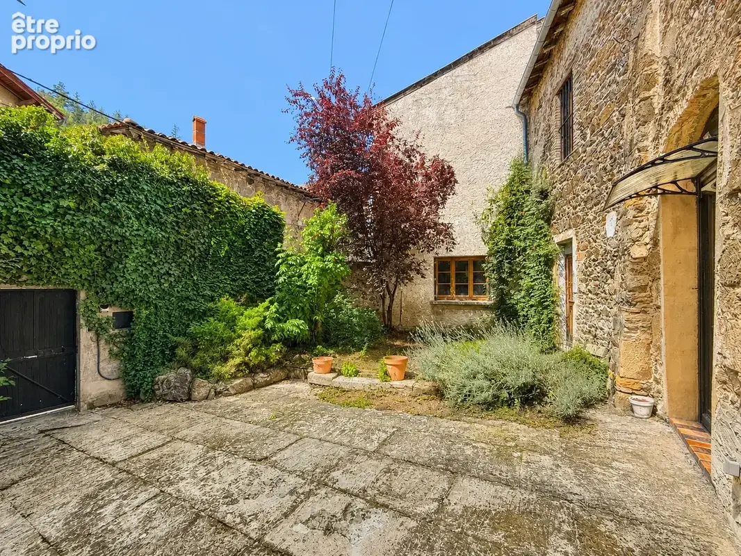 Propriété historique 312 m2 élevée sur caves voûtées, garage et plus de 1 000 m2 de terrain - photo 8