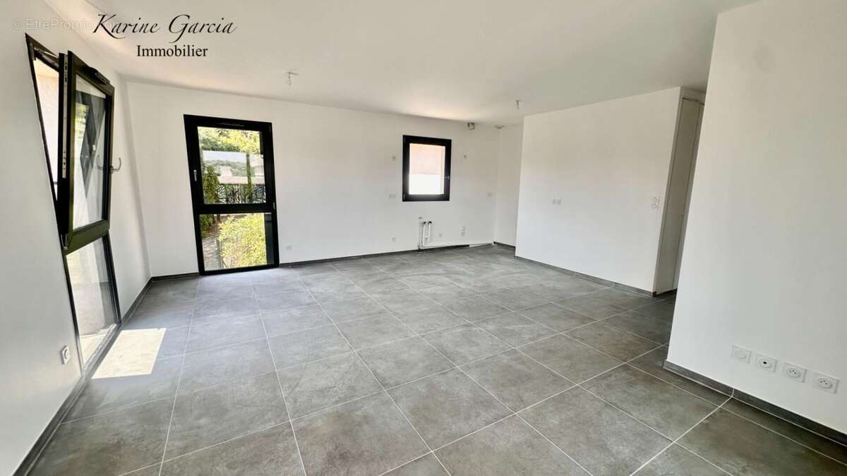 Six fours les plages - a proximite des axes autoroutiers et commerces - appartement de type 3 - superficie 62 m2 - avec box en s - photo 6