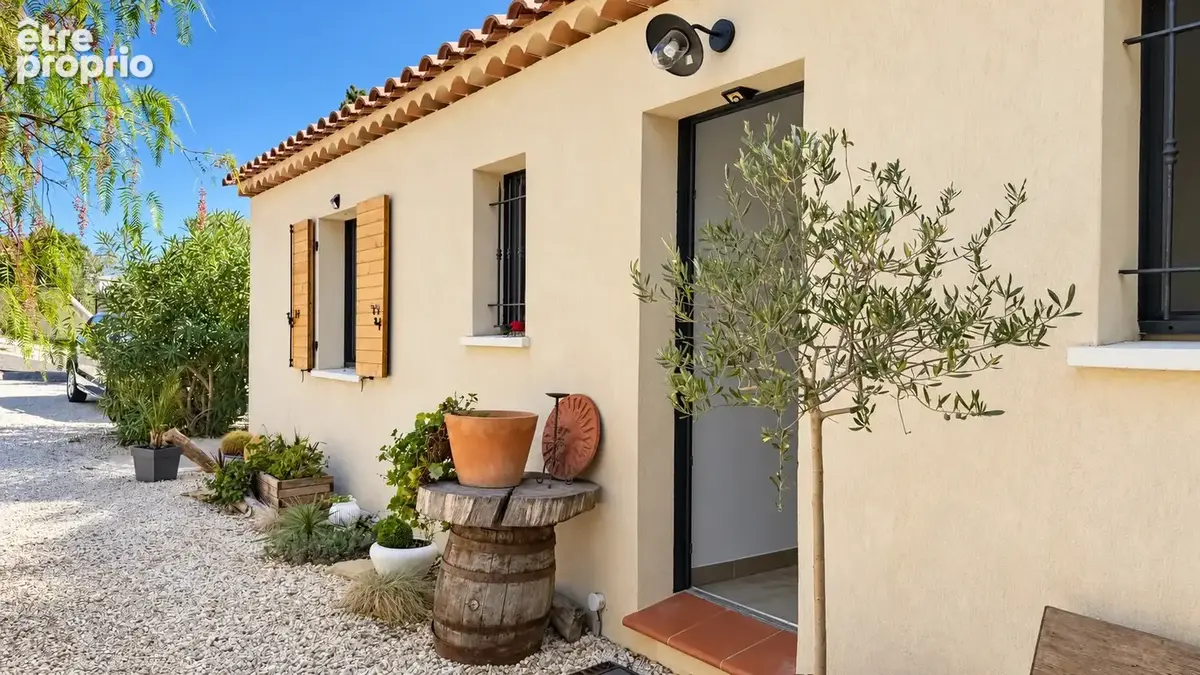 Ollioules - Villa aux beaux volumes avec aperçu mer et fort potentiel - photo 2