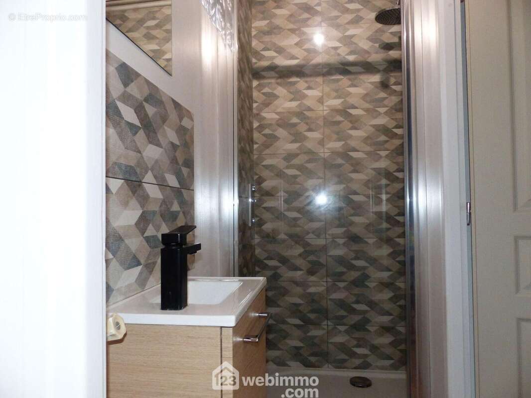 ... qui contient cette salle de douches-wc. - Maison à BIHOREL