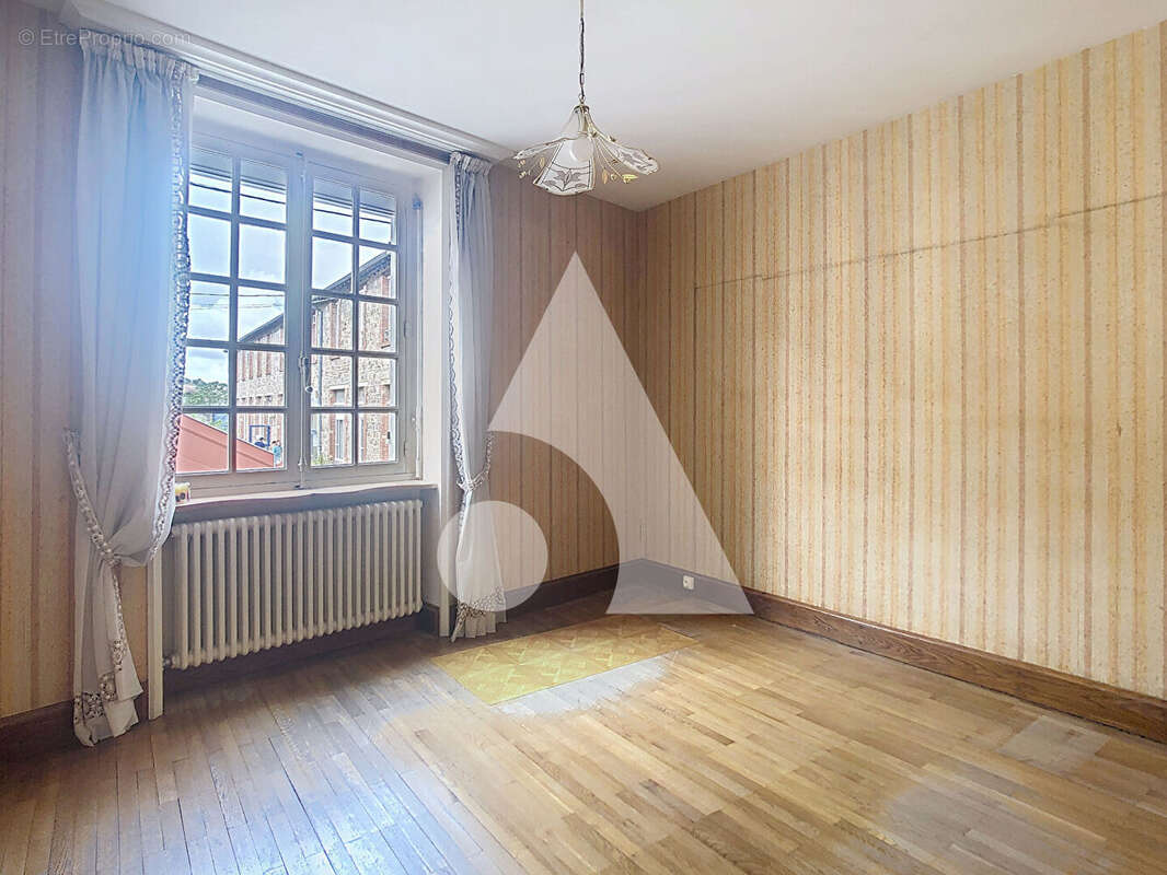 Maison à SAINT-SYMPHORIEN-SUR-COISE