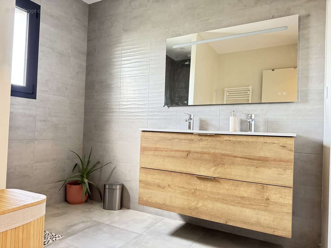 Maison à YSSAC-LA-TOURETTE