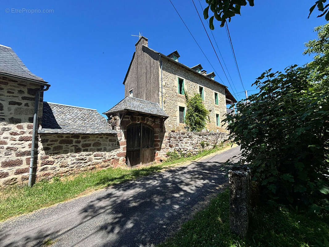 Ensemble immobilier en pierre entre BOZOULS et ESPALION - photo 2