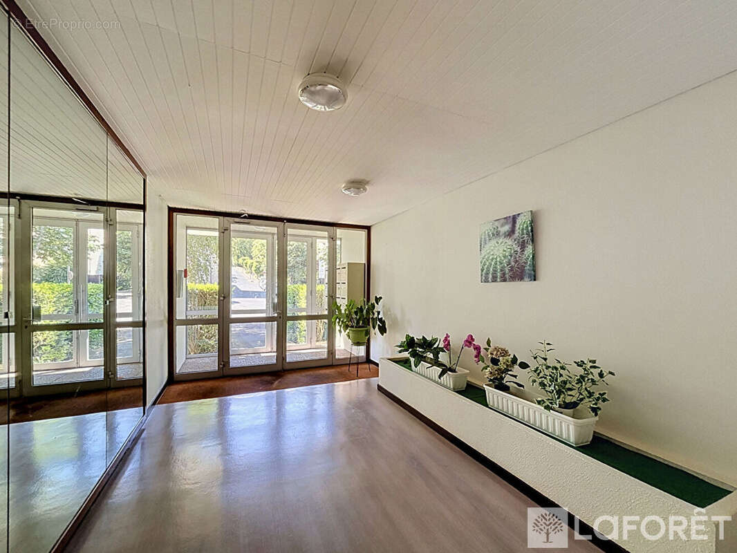 Grand T4 de 101 m² avec garage, balcon et vue dégagée - photo 11