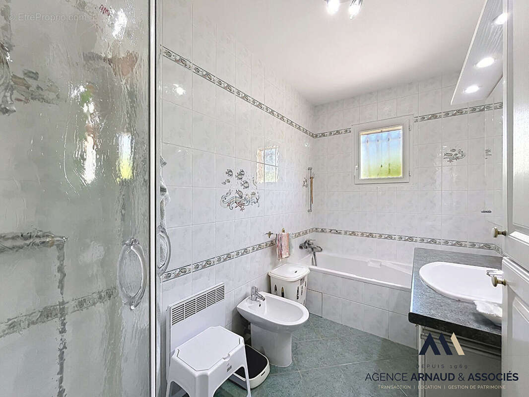 Exclusivité à Saint Cyr sur Mer : Charmante maison 4 pièces avec grand jardin - photo 11