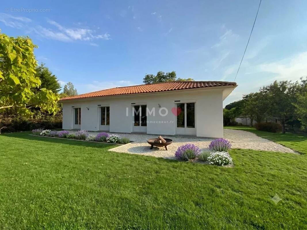 Maison à GENSAC-LA-PALLUE