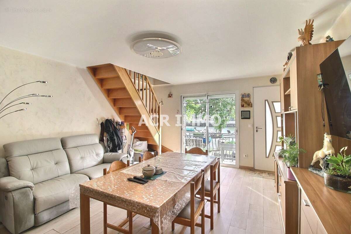 Maison à MAURECOURT