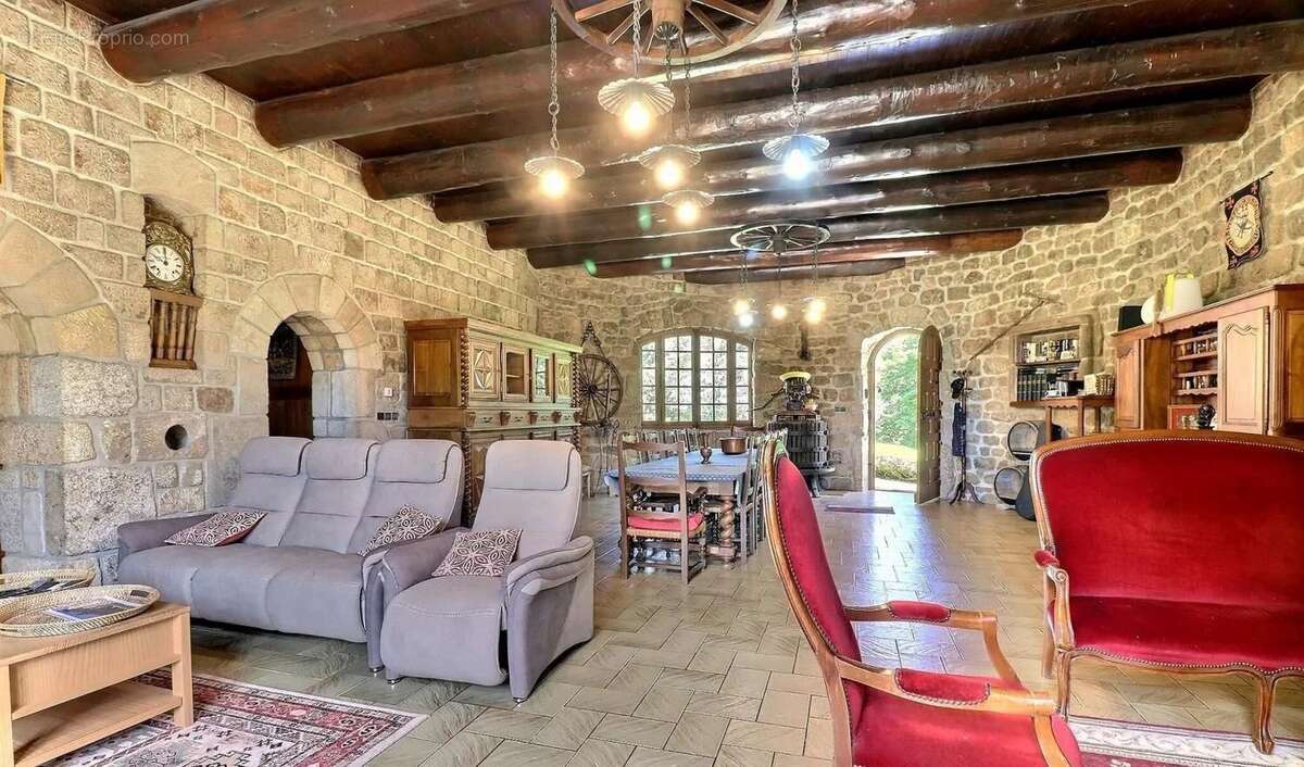 Maison à SAINT-APOLLINAIRE-DE-RIAS