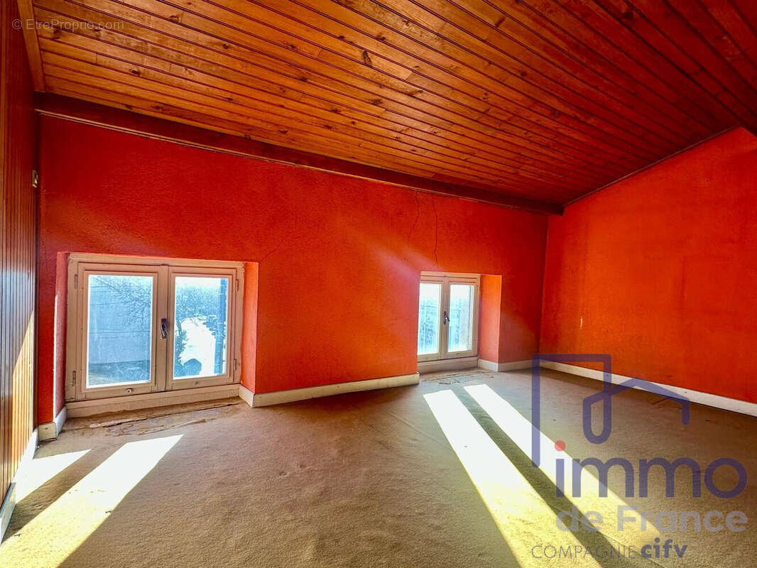 Maison à SAINT-GENEST-LERPT