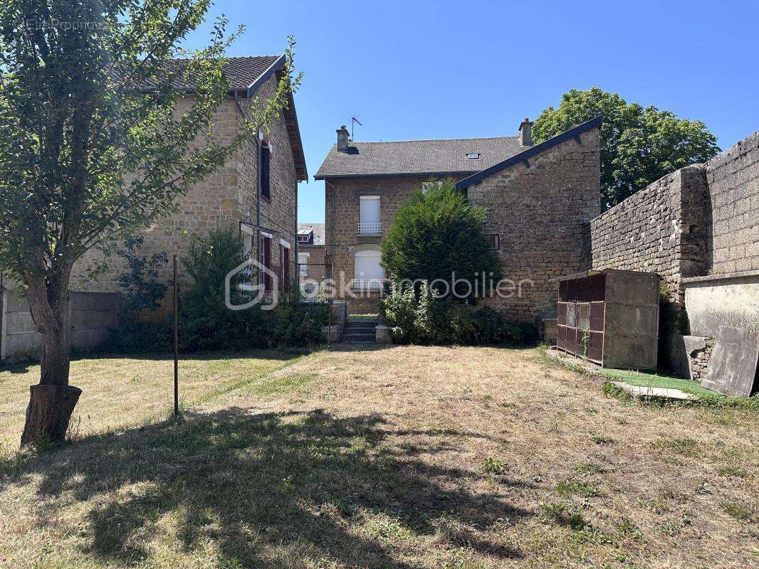 Maison de maître avec nombreuses dépendances et fort potentiel - photo 11