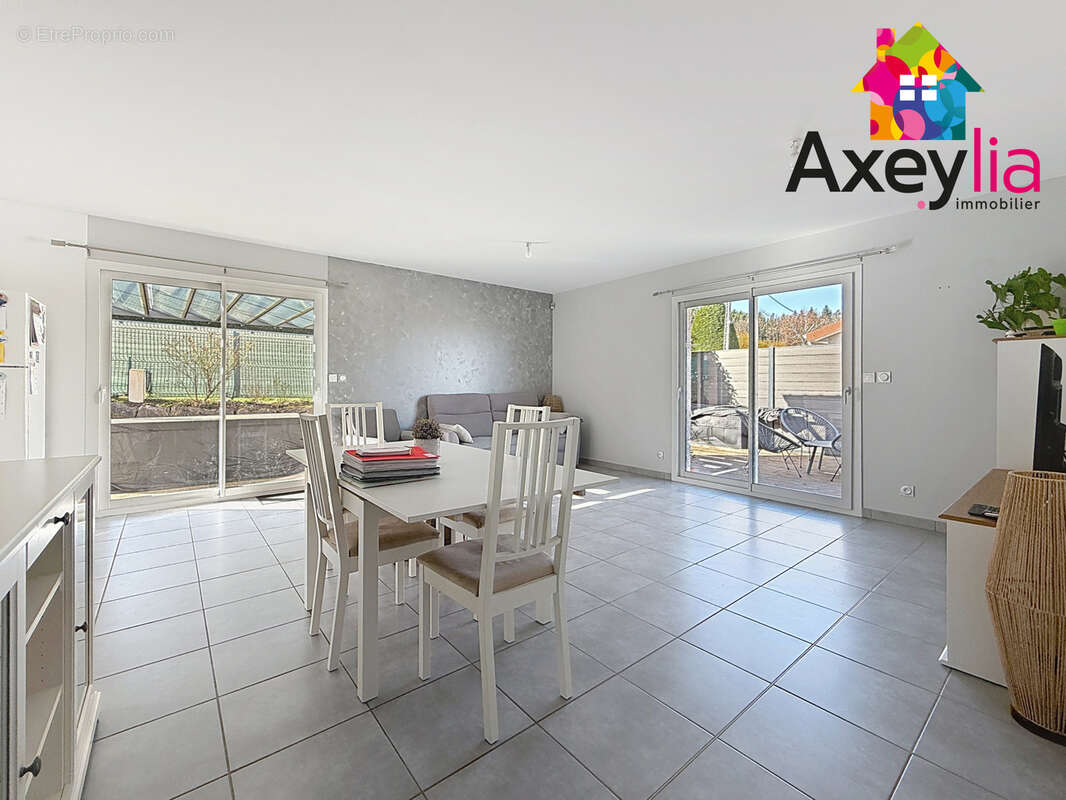 A vendre - belmont-de-la-loire - maison de 2014 avec grand garage, terrasses et terrain - photo 3