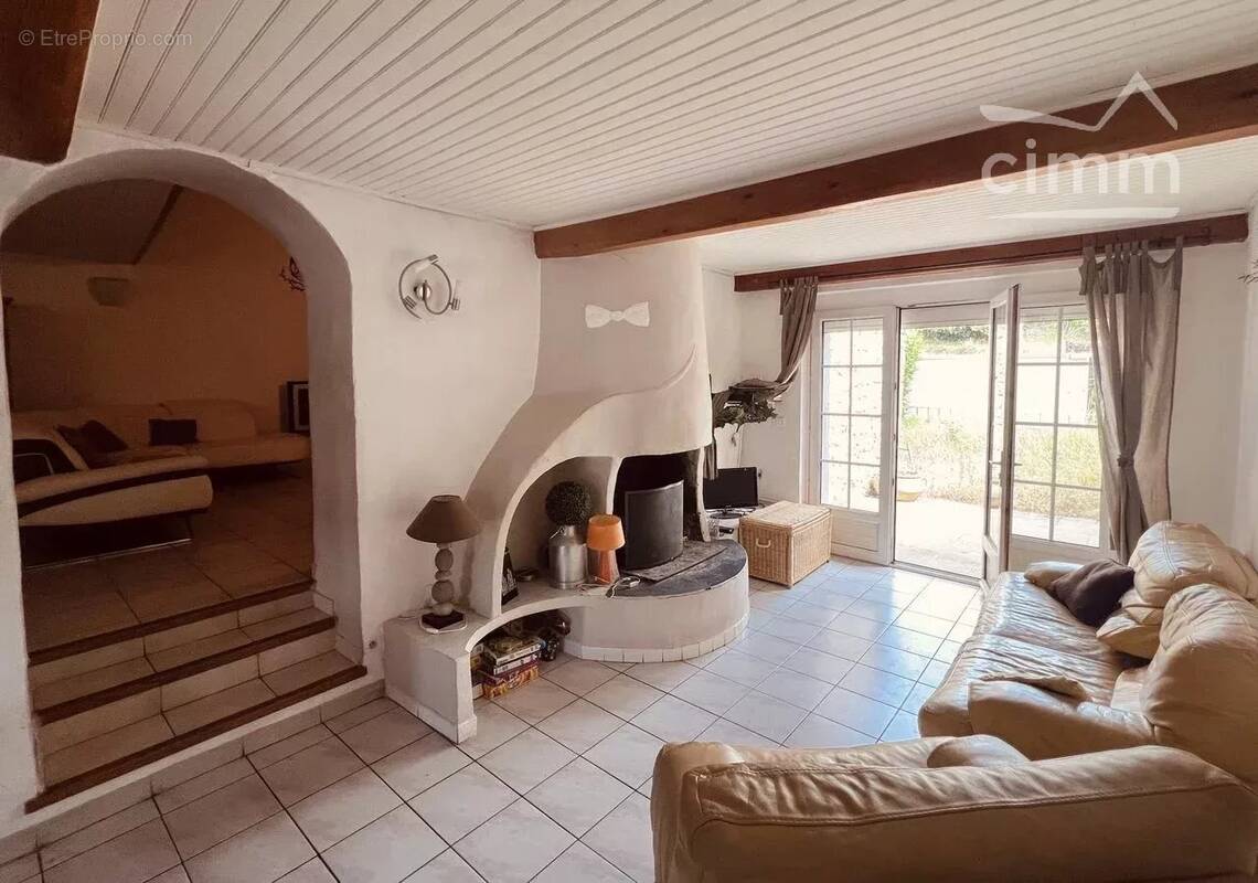 A vendre une grande maison avec jardin et garage - photo 2