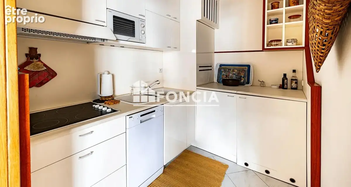 Menton centre ville, appartement de trois pieces entierement meublee sur mesure, vendu avec 2 garages - photo 7