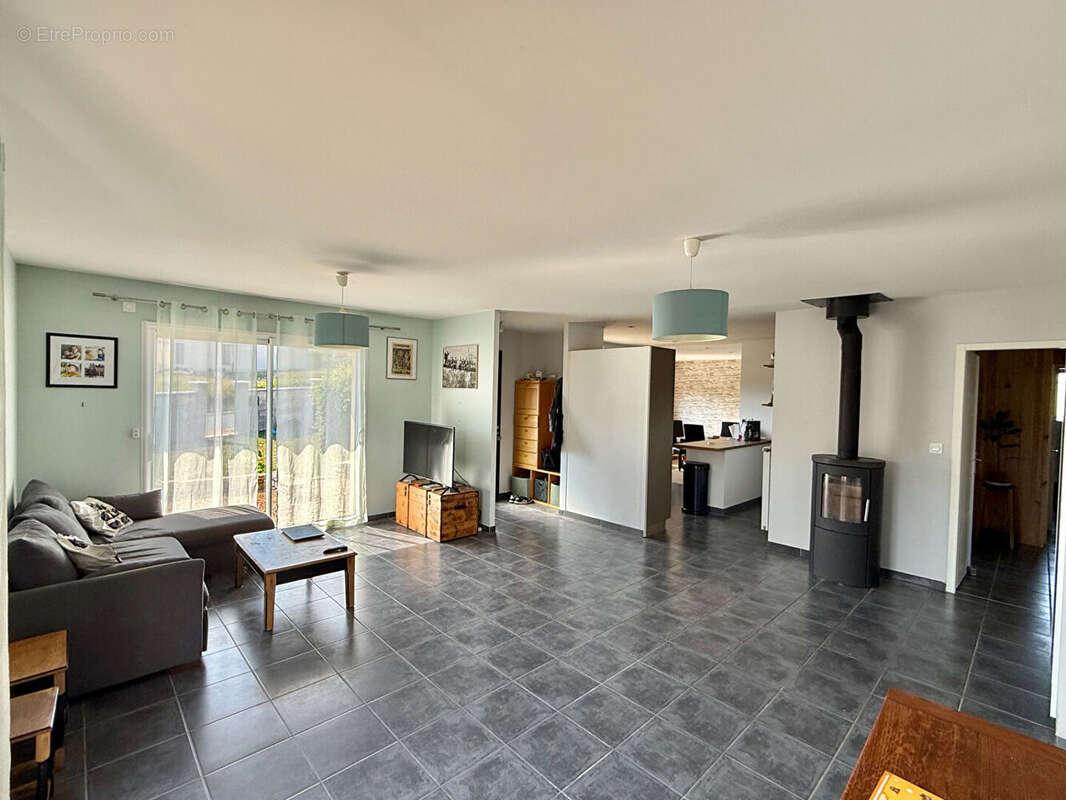 ARTONNE / Villa à vendre de plain-pied de 113 M2 avec garage et annexe extérieur pour réceptions ! - photo 3