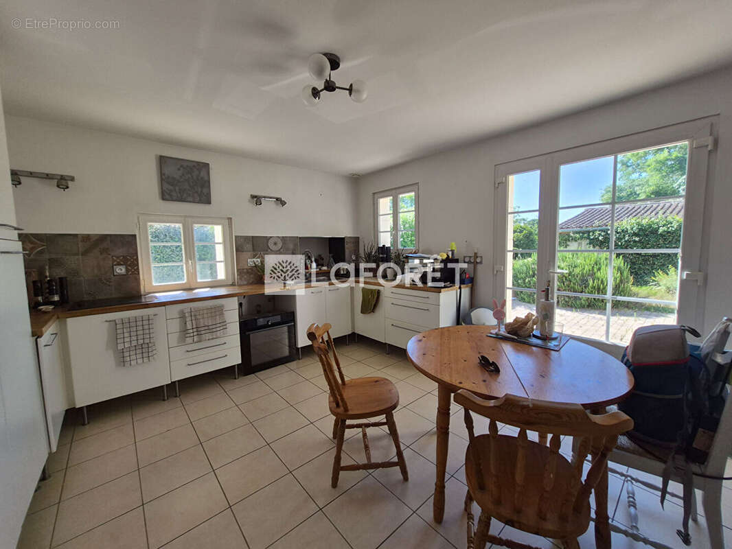 Maison d'habitation avec 2 gîtes au calme et garage. - photo 5