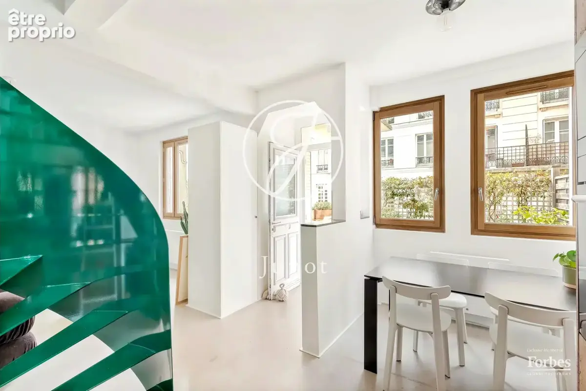 Paris 18e - MONTMARTRE / HAUT LEPIC - Appartement comme une maison - 3 pièces - 67,27m² Carrez - 68,07m² au sol - Terrasse 15,80 - photo 14