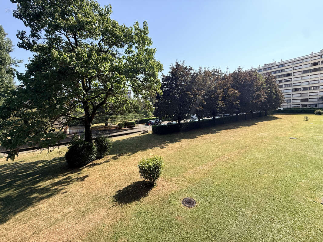 HIDRI IMMO PLUS vous propose en exclusivité un appartement T4 avec balcon, loggia et cave à Échirolles - photo 9