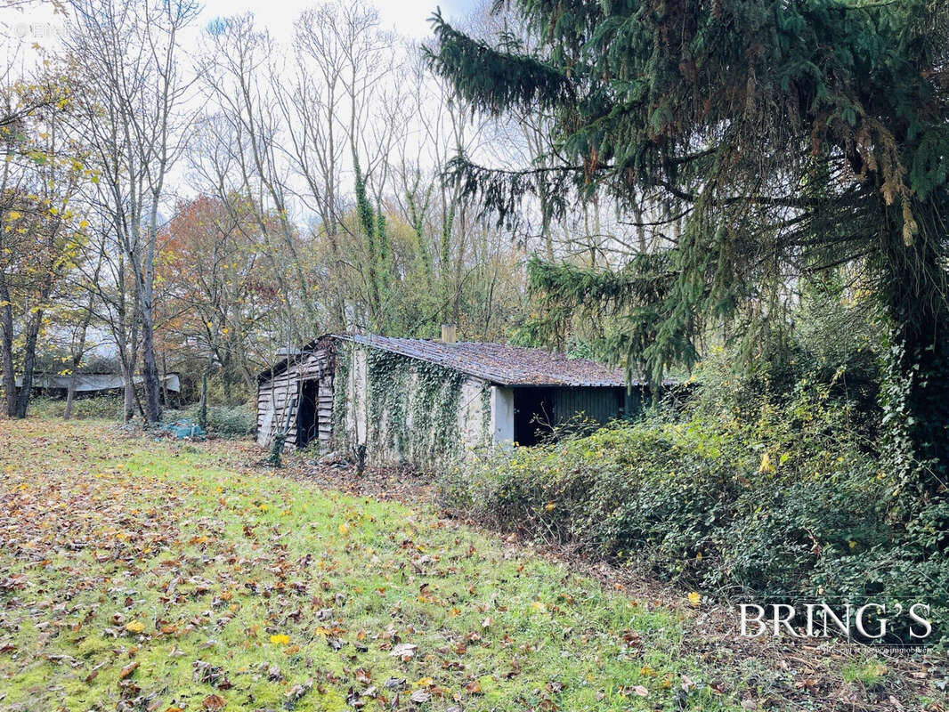 Terrain à VILLAINES-LA-CARELLE