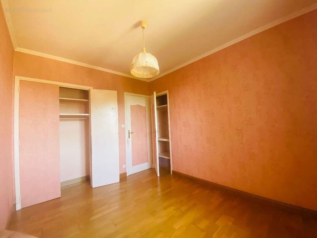 A vendre à la Chapelaude - Maison 4 chambres sur sous/sol semi-enterrée avec garage pour 2 vl - photo 6