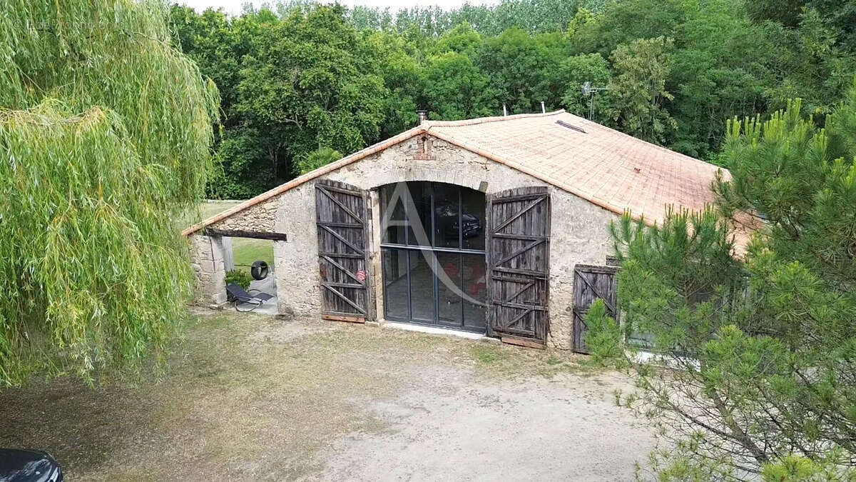 À quelques minutes d'Aizenay  Magnifique grange en pierre rénovée sur plus de 2 970 m² de terrain - photo 2