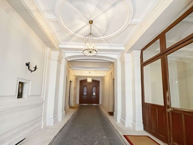 Commerce à PARIS-8E