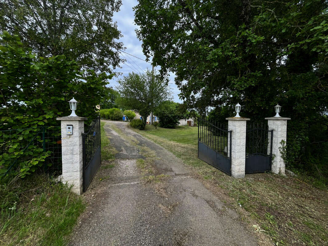 Maison à MONTAIGU-DE-QUERCY