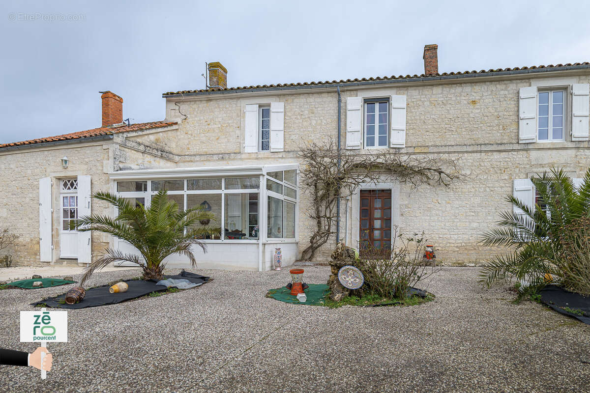 Maison à LES MAGNILS-REIGNIERS