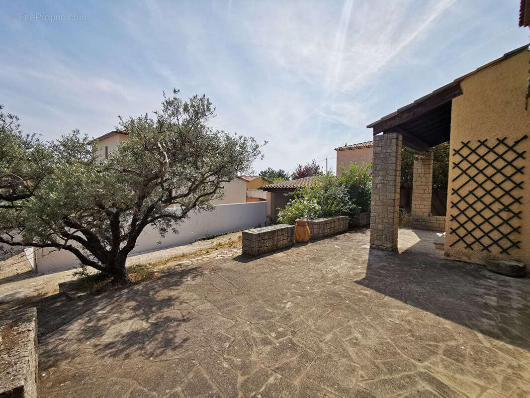 Maison traditionnelle t5 (construite en 1973) de 138 m² sur un terrain de 1 003  m2 - photo 4