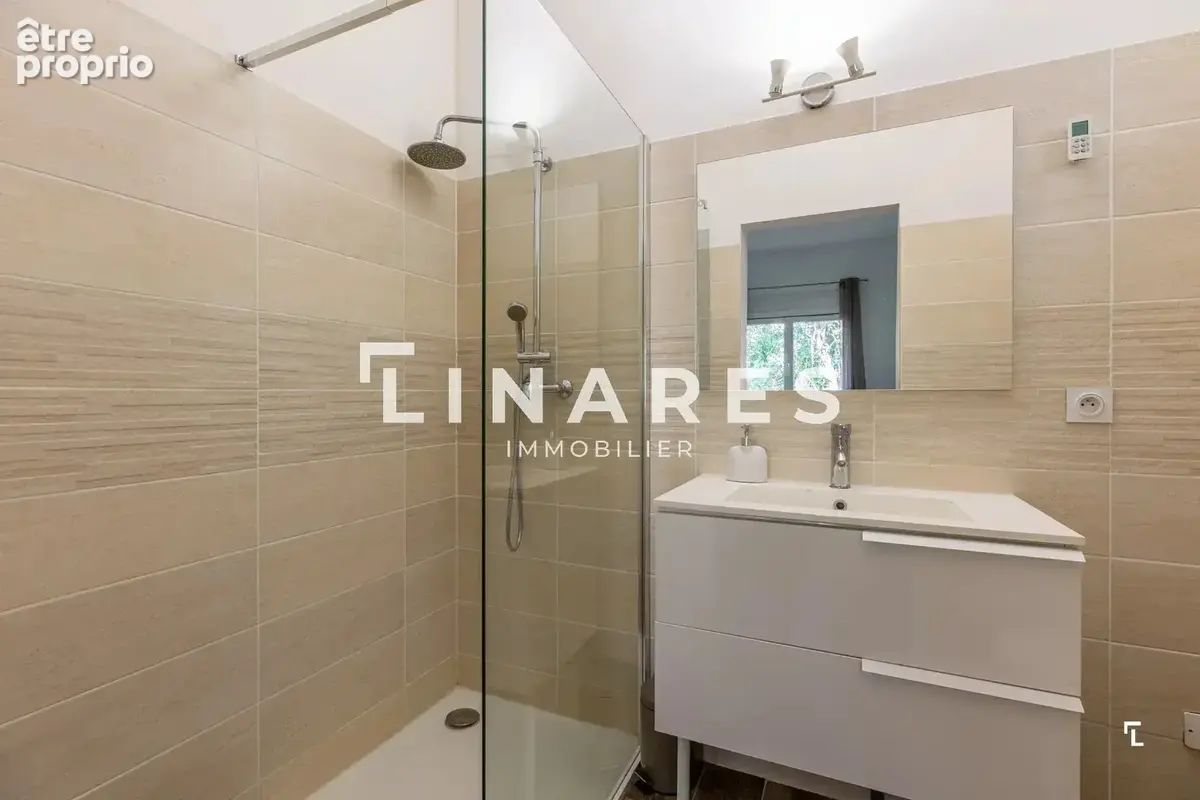 LA SECRÈTE - Villa T5 de 188m² - Dépendance T2 aménagée de 50m² - Sous-sol de  95m² - Garage de 25m² - Terrain de 710m² - 13012 - photo 11