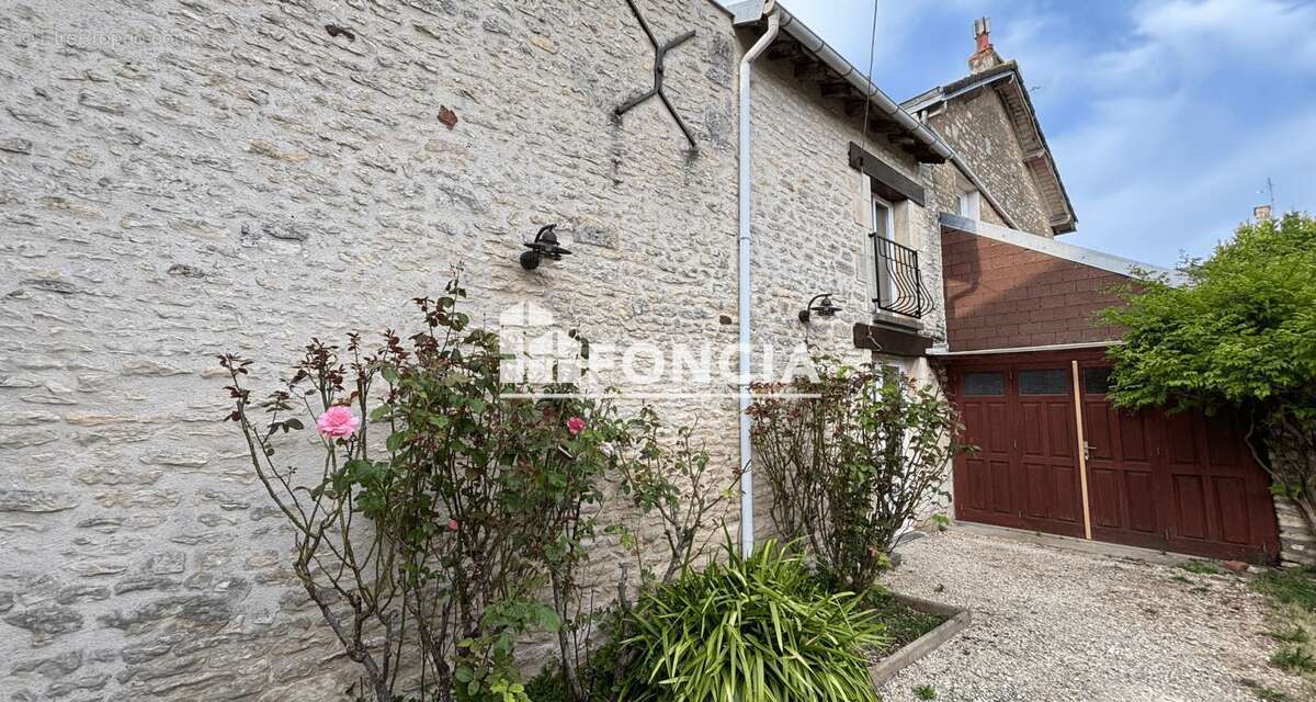 Maison à NEUVILLE-DE-POITOU