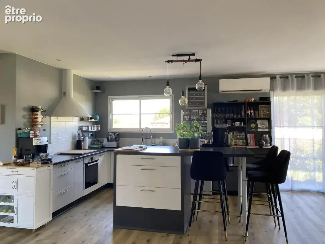 Maison 110 m² à Saint-Yzan-De-Soudiac  - photo 2