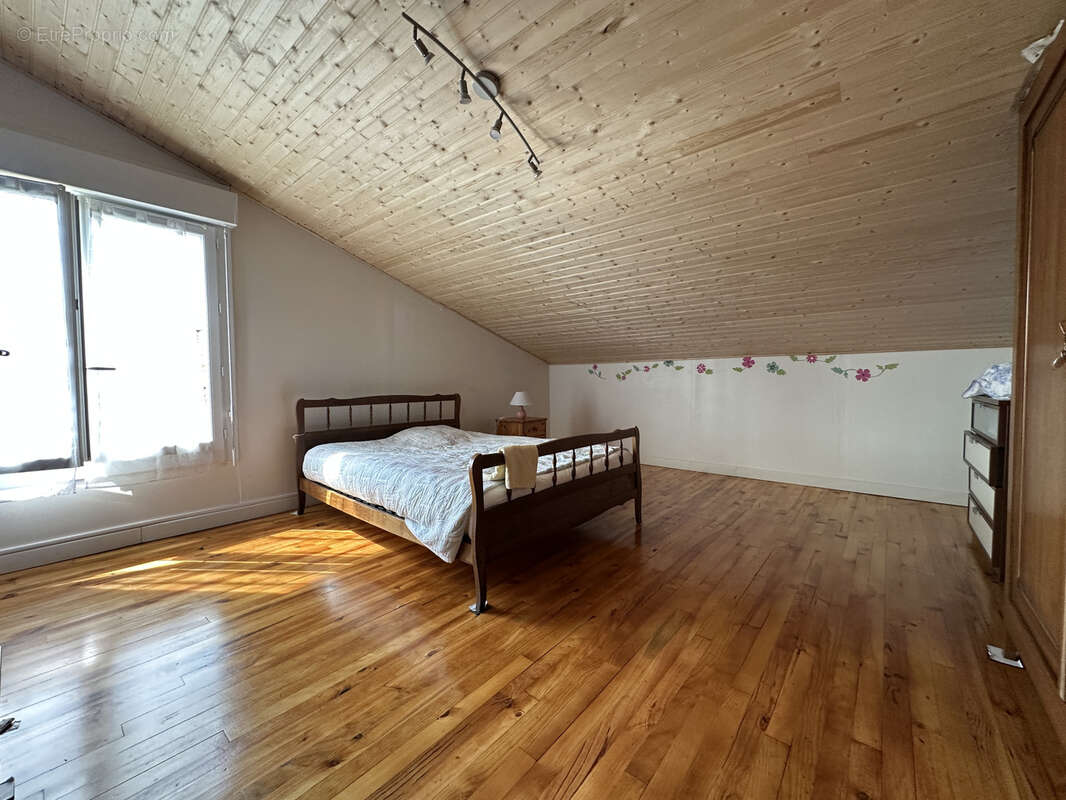 Maison à LA ROCHE-CHALAIS