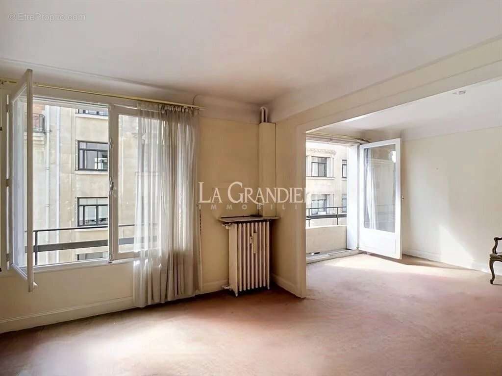 Appartement à PARIS-16E