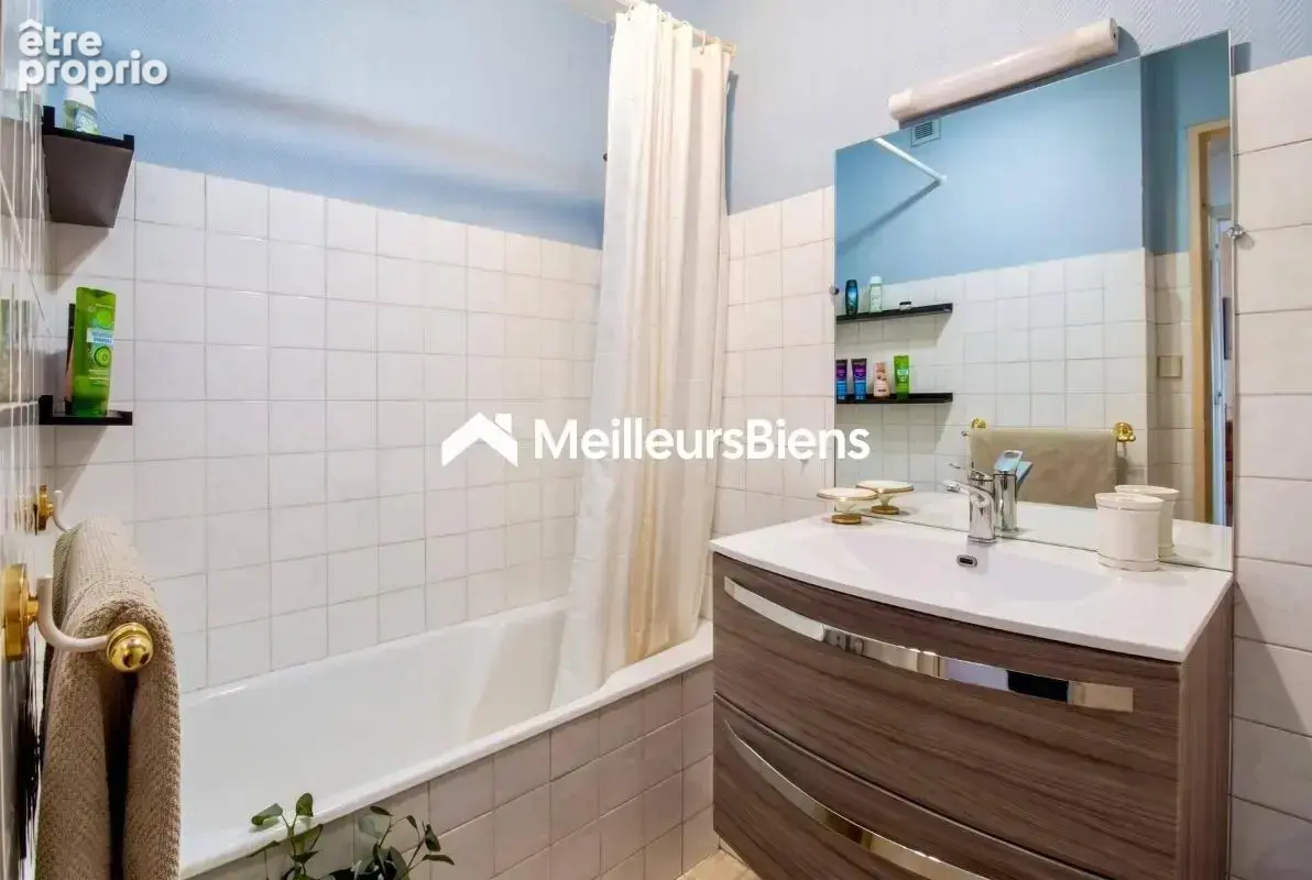 VILLEURBANNE CUSSET, appartement T3 de 68 m² coup de cœur avec ascenseur - Balcon - Cave - 1 place de stationnement  - Garage en - photo 8