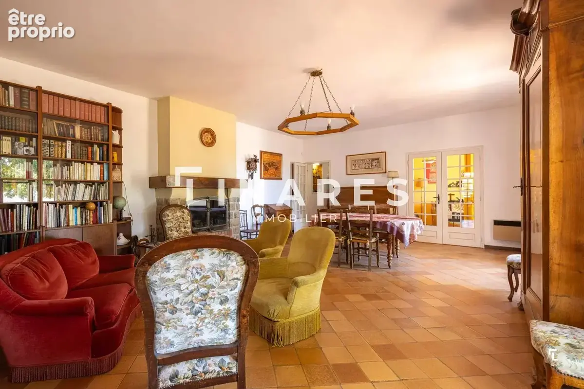 PLEIN SOLEIL - Villa T6 de 206m² - Piscine - Cuisine d'été - Terrain de 3400m² - 13011 LA TREILLE - photo 6