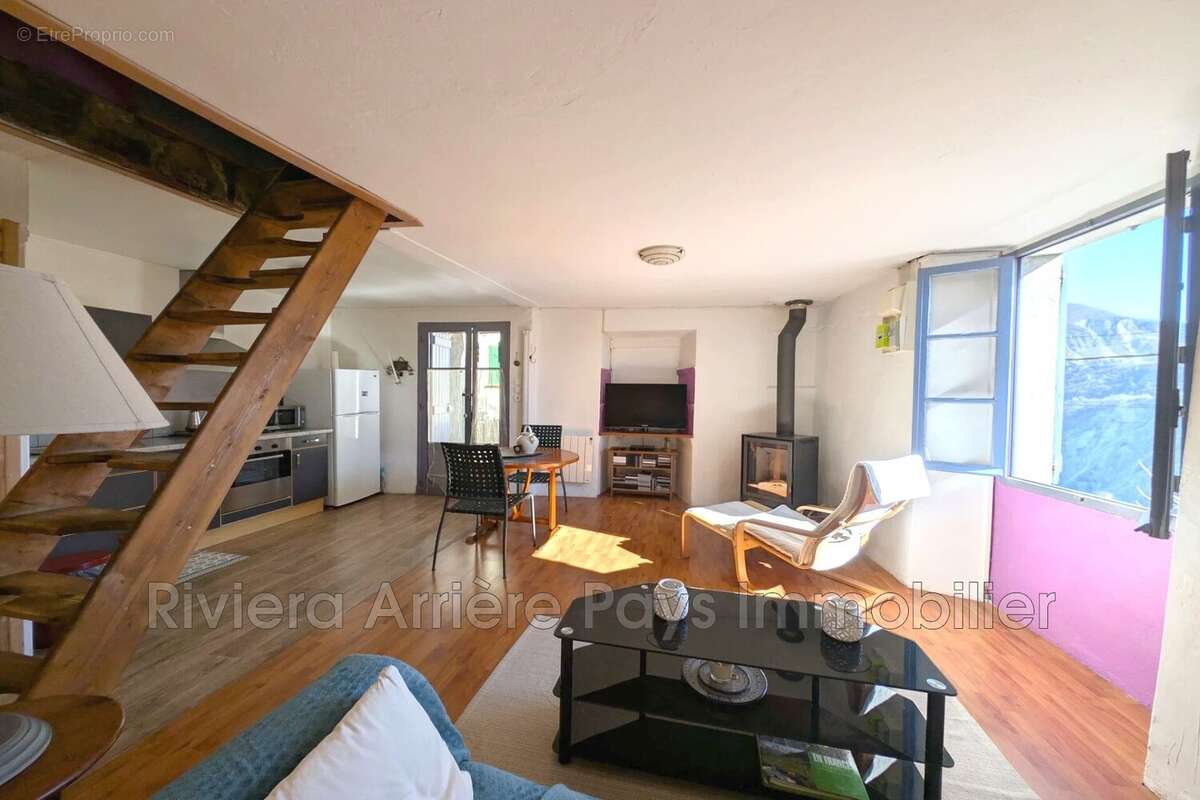 Maison à CASTELLET-LES-SAUSSES