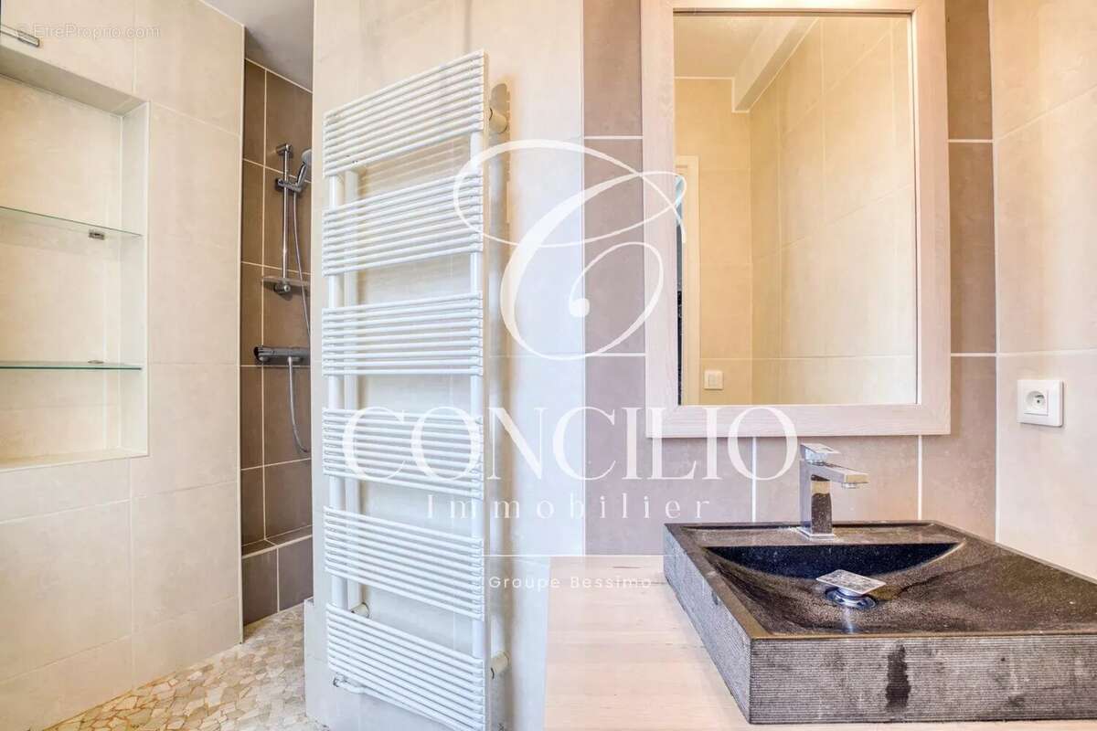 Appartement à LA GARENNE-COLOMBES