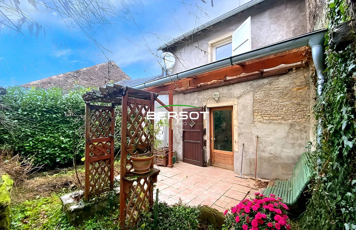 Maison à COMBEAUFONTAINE