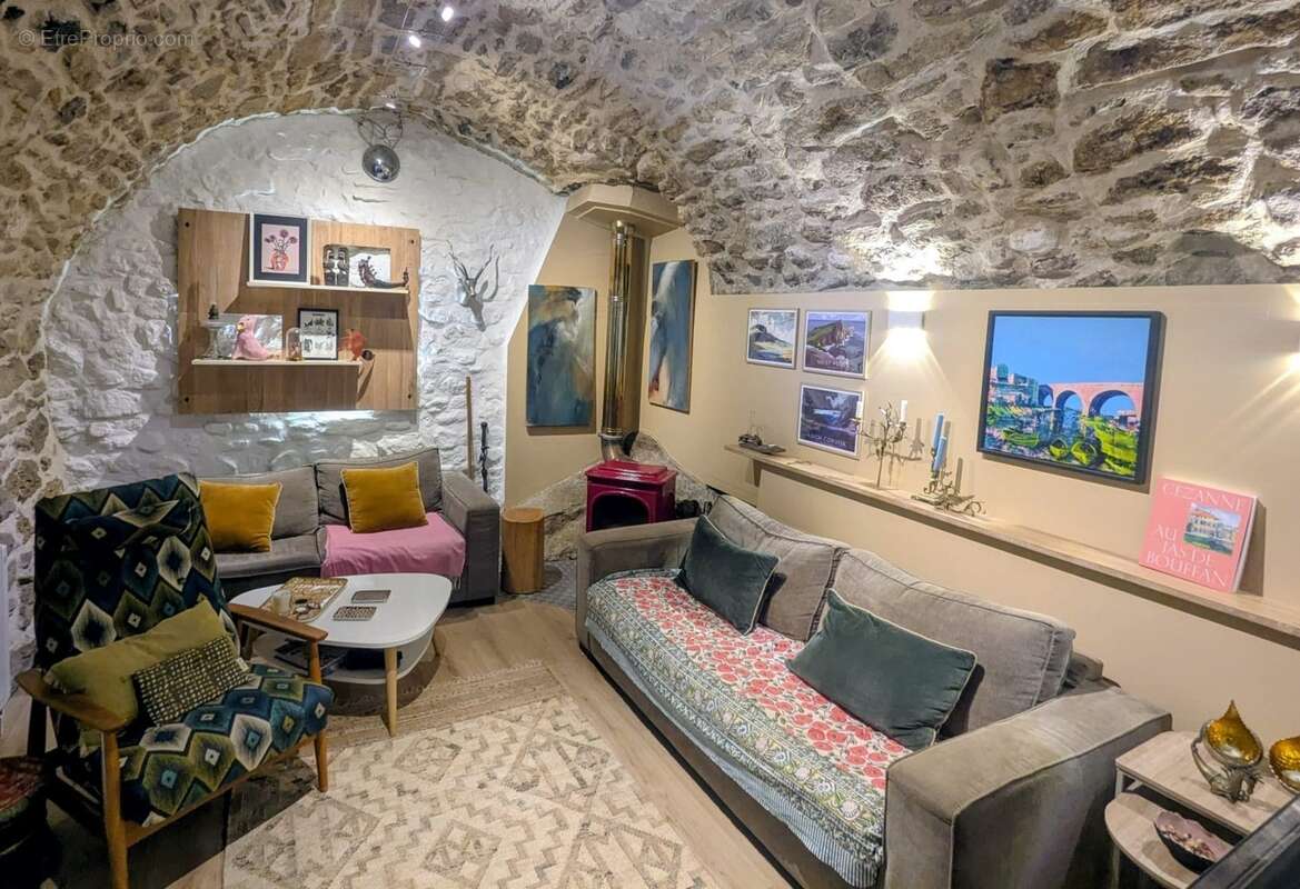 Maison en pierre de caractère au pied de la Sainte-Victoire : 3 chambres, terrasse, solarium – Provence, Bouches-du-Rhône - photo 8