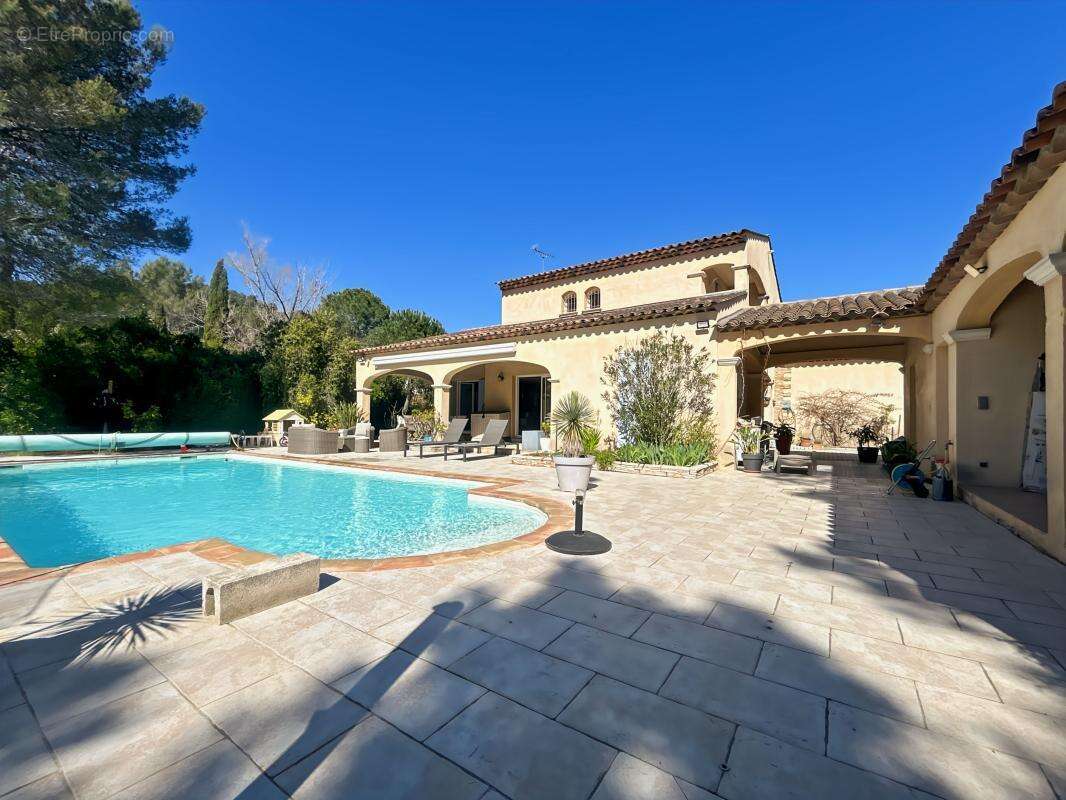 Maison à ROQUEBRUNE-SUR-ARGENS