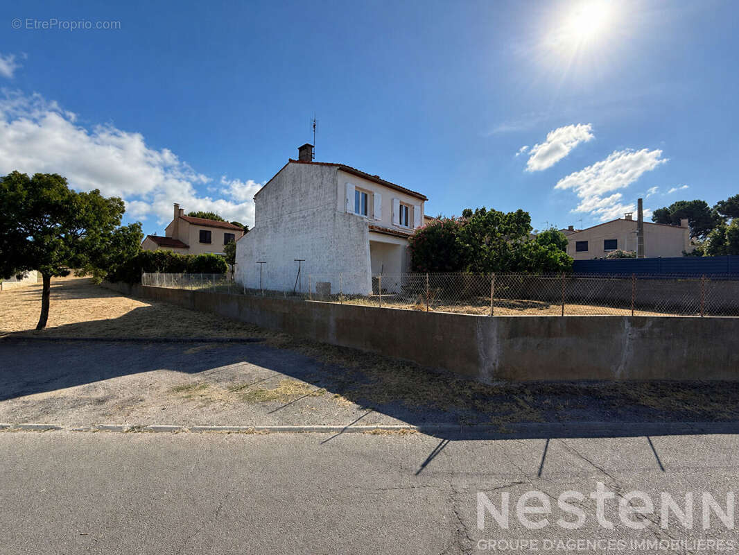 CARCASSONNE Maison trois faces entièrement rénovée avec garage terrasse et trois chambres proche commodités - photo 2