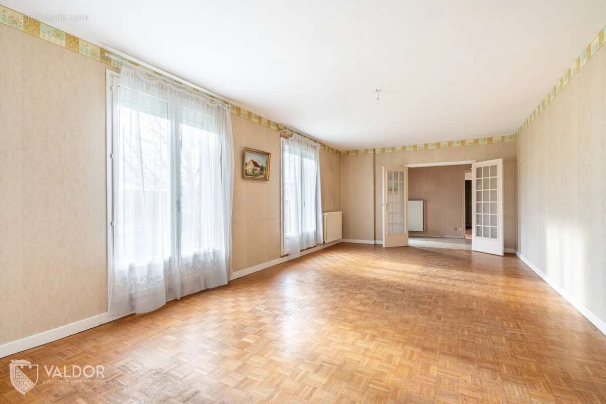 Maison à LA TOUR-DE-SALVAGNY