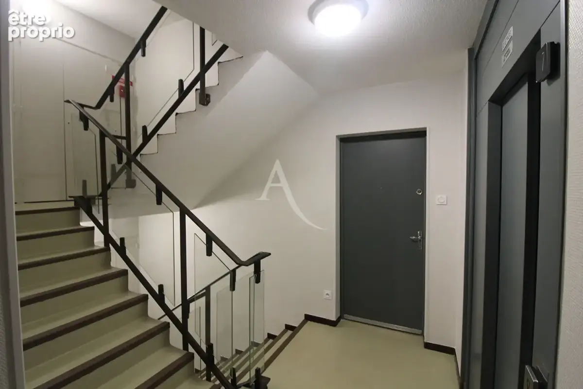 MONTAUBAN, centre ville, T4 traversant, ascenseur au palier, garage, loggia - photo 11