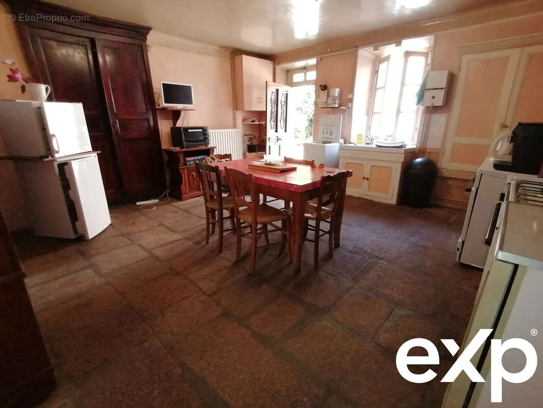 Maison à SAINT-ETIENNE-DE-FURSAC