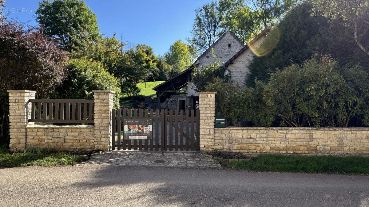 Maison à JOUX-LA-VILLE