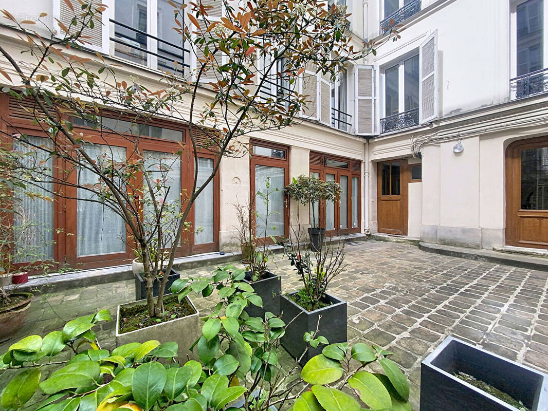 Commerce à PARIS-9E