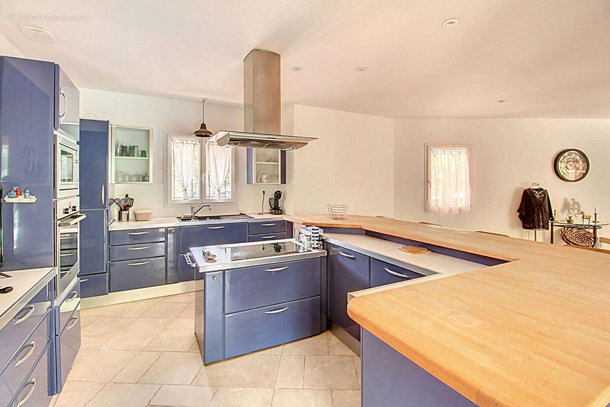 A VENDRE DRAGUIGNAN- Maison spacieuse avec PISCINE et terrain clos et arboré de 4000m² - Un véritable coup de coeur ! - photo 6